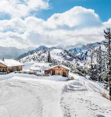 Die Hochwurzenhütte eingebettet in ein winterliches Panorama