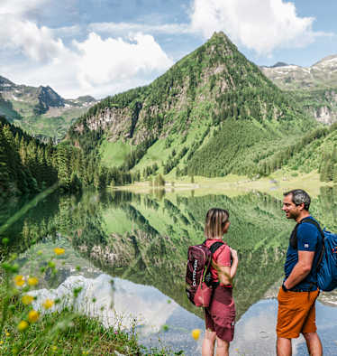 Inmitten der Schladminger Tauern begrüßt der Schwarzensee Naturliebhaber und Genießer.