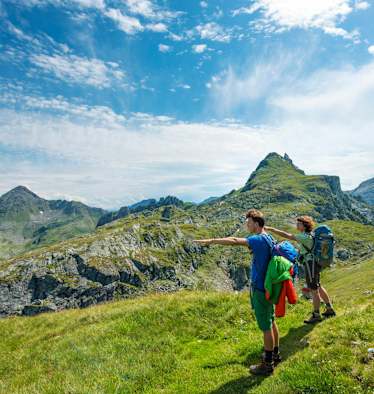 Zwei Wanderer am Schladminger Höhenweg in der Steiermark