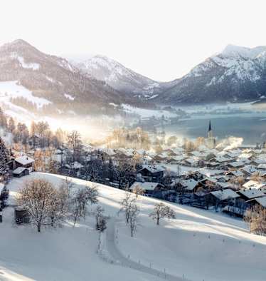 Blick auf den Ort Schliersee, den See und die Berge im Hintergrund