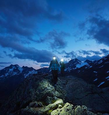 Bergwanderer bei Nacht im Südtiroler Schnalstal