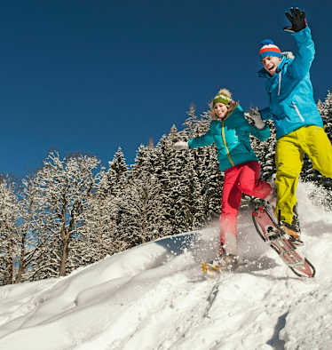 Winterfreuden: Schneeschuhwanderer in Altenmarkt-Zauchensee in Salzburg