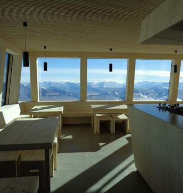 Vom Gastraum der Schwarzensteinhütte genießt man den Blick über die Wolken.
