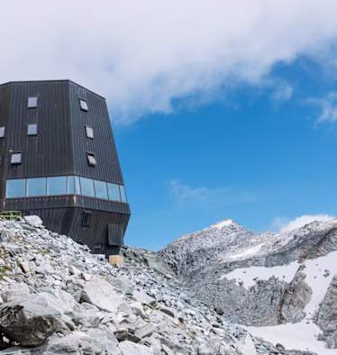 Die Schwarzensteinhütte auf 3.026 m in den Zillertaler Alpen
