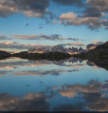 Ein schwarzes Dolomitenpanorama spiegelt sich im Schwarzen See.