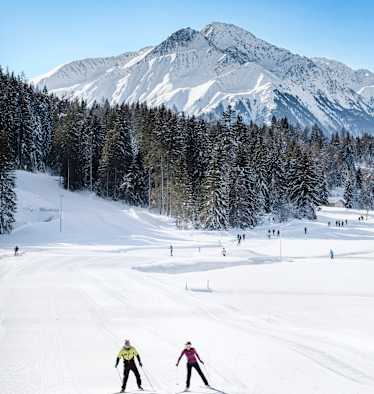 Sportler beim Skating am See.