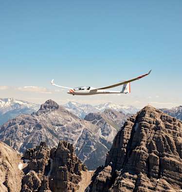 Flugzeuge im Hangar.