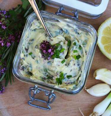 Selbstgemacht: Kräuterbutter aus heimischen Wildkräutern