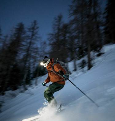 Eine Stirnlampe sollte bei einer nächtlichen Skitour immer dabei sein
