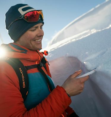 Schnee-Experte Lukas Ruetz misst die Temperatur der verschiedenen Schichten