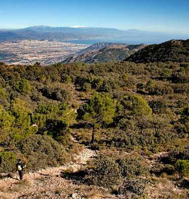 Blick vom Gebirge der Sierra de Mijas über Málaga in Andalusien