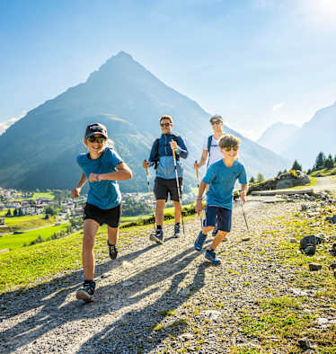 Eine Familie wandert in Paznaun Ischgl.
