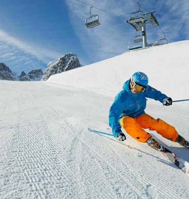 Skifahrer im Gebiet Mutterer Alm bei Innsbruck in Tirol