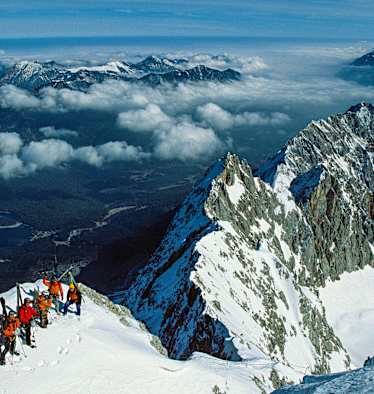 Skifahrer vor Abfahrt von der Zugspitze