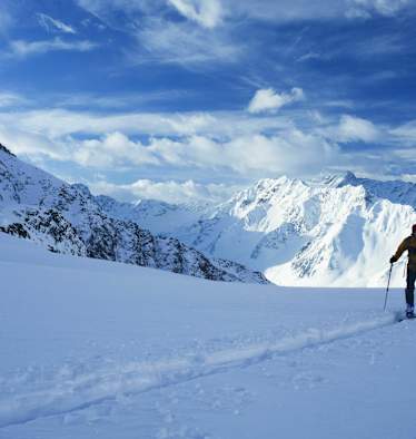 Skitourengeher: Zur Finstertaler Scharte in den Stubaier Alpen in Tirol