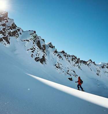 Skitourengeher im freien Gelände