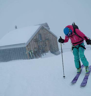 Wintersportler mit Tech-Bindung