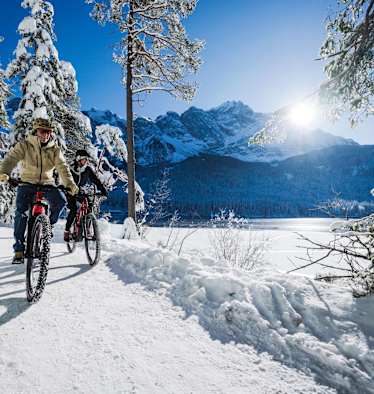 Radfahren im Winter? Das Hotel Eibsee lockt mit einem außergewöhnlichen Aktivprogramm.