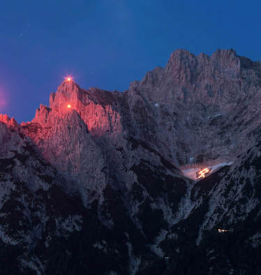 Sonnwendfeuer: Blick aus Mittenwald in Bayern ins Karwendel
