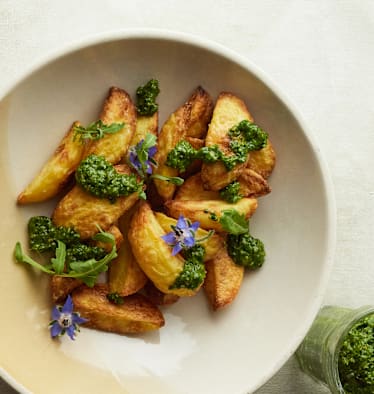 Rezept: Löwenzahn-Pistou mit Ofenkartoffeln