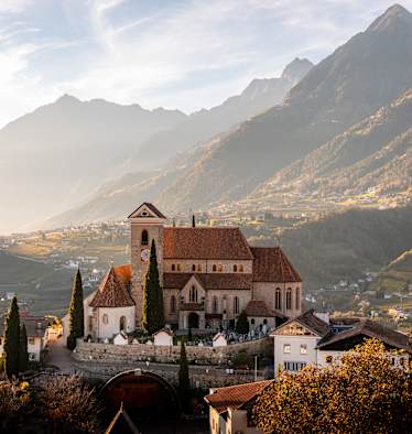 spätsommer in schenna, blick auf burg