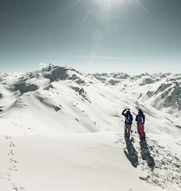 Die beiden genießen den Ausblick in die Zillertaler Alpen.