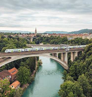 Die Bahn führt über das imposante Lorraineviadukt direkt ins Herz von Bern.