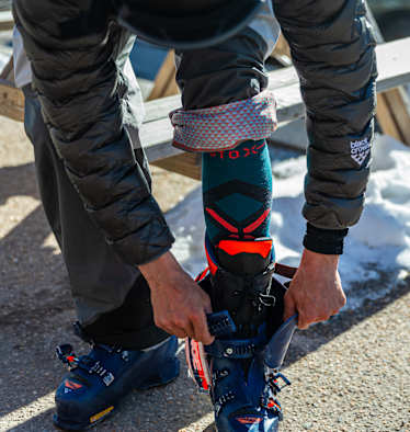 Die Kompressionstechnologie der Skisocken-Modellen von STOX stimulieren die Blutzirkulation zwischen den Unterschenkeln und dem Herzen.