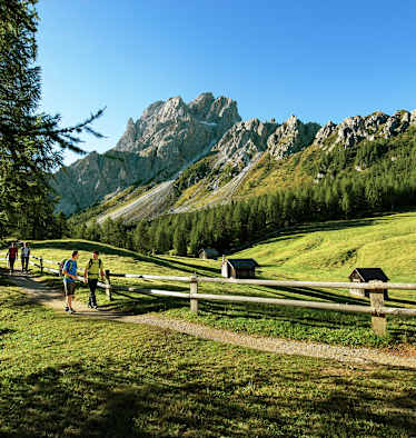 Südtirol: Wanderer im Schatten der Sextner Rotwand