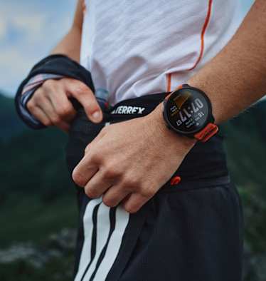 arm einer frau mit einer suunto race 2 sportuhr am handgelenk