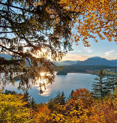 Blick von der Taborhöhe auf den Faaker See bei Villach in Kärnten