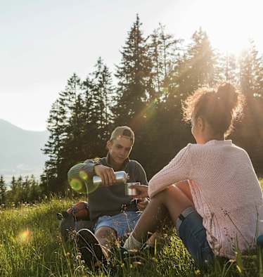 Wanderer beim Rasten im Tannheimer Tal in Tirol