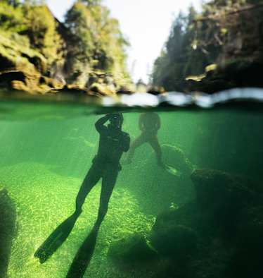 Zwei Schnorchler in der Traun.