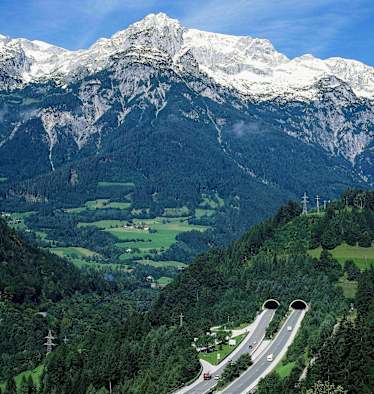 Tauernautobahn: Tunnel mit Bergpanorama in Salzburg