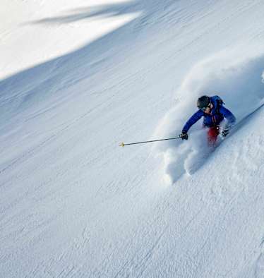 Tiefschneeabfahrt im Gelände
