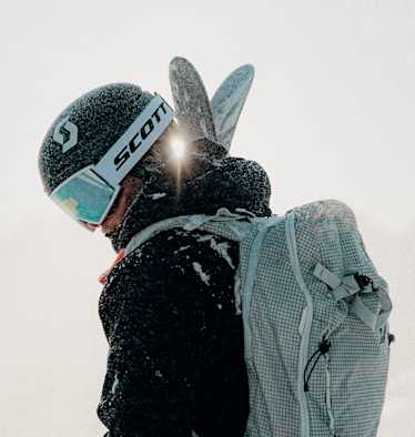 Skifahrer mit Scott Ambit Skibrille und Helm in verschneiter Winterlandschaft – klare Sicht und Schutz auf der Piste.