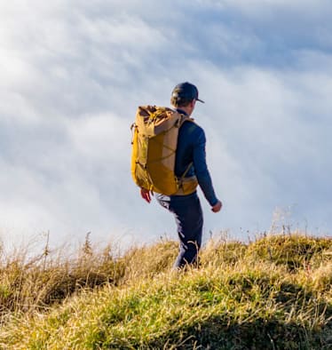 Ein Mann trägt den Rucksack von Exped auf den Rücken