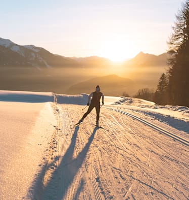 Eine Skifahrerin auf der Loipe in Tirol in Seefeld.