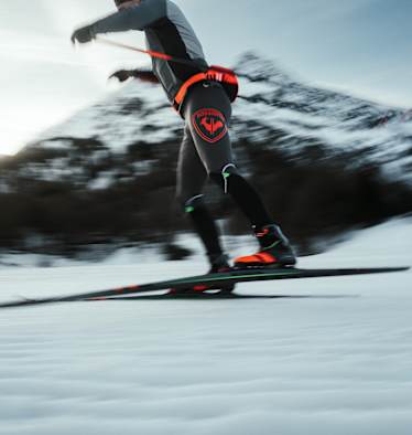 Ein Skifahrer fährt auf der Piste Ski mit Kleidung von Rossignol.