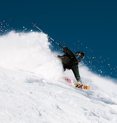Der Skifahrer fährt auf der Off-Piste im Schnee mit der neuen Freeride-Kollektion von Salomon.