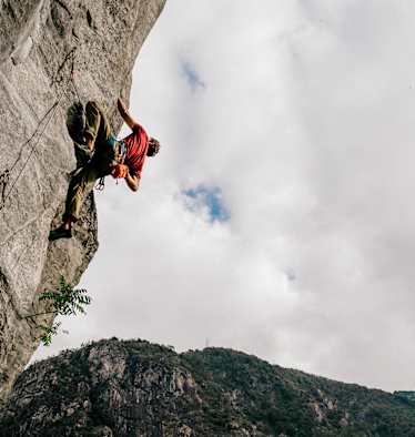 Im Tessin finden Anfänger ebenso wie erfahrene Kletterer das passende Stückchen Fels. Immer mit dabei: eine herrliche Aussicht.