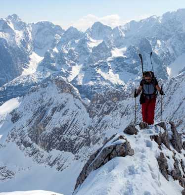 Der anspruchsvolle Aufstieg zur Gipfelkante der Alpspitze wird mit einem atemberaubenden Bergpanorama belohnt.