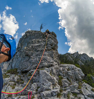 Mehrseillängentour: Kletterer am Fels