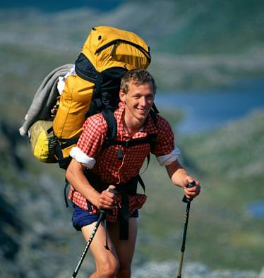 Trekking: Wanderer mit Teleskopstöcken im Gelände