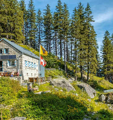 Die gemauerte Treschhütte eingebettet in den Landschaften des Fellitals.