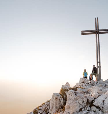 Ein farbenprächtiges Panorama erwartet Wanderer auf dem Schwarz-Weiß-Weg in Südtirol.