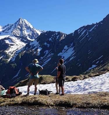 Das Drehteam bei Dreharbeiten am Berg