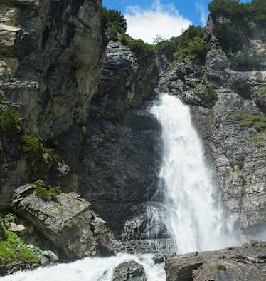 Die Wasserfälle am Panixer Stausee in der Surselva in Graubünden
