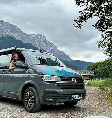 Campervan vor Berg
