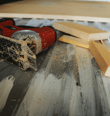 Letzte Woche verpasste Laura unserer Vanda einen zusätzliche Bodenisolierung und begann mit der Deckenkonstruktion